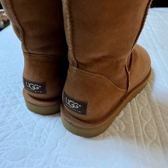 Lightly Used Women’s Short UGG Boots - Picture 2 of 5